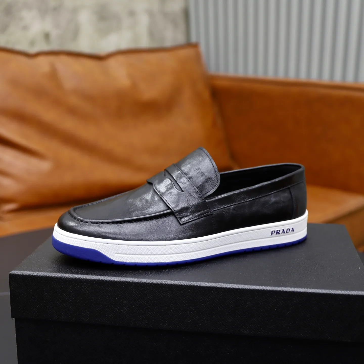 Factory price: 💰640 Prada classic men’s lace-up casual shoes | Imported cowhide upper | Upper stitching layered design, light and breathable | Soft and comfortable | Decorated with PRADA letters on the side | Distinctive sports style, showing the brand style | Lightweight concave and convex pattern rubber soles | Matched with cowhide foot pad lining | Excellent foot feel, fashionable and elegant | Size: 38-44 (45 customized)